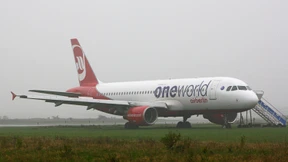 Air-Berlin-Flugzeug schießt über Landebahn hinaus