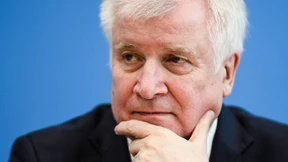 CSU kritisiert Seehofers Plan zur Aufnahme von Flüchtlingen