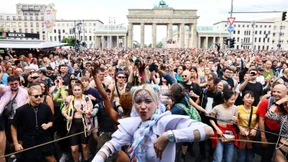 Zehntausende tanzen durch Berlins Straßen