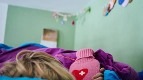 Kinderkrankentage nehmen laut AOK immer noch meistens Frauen