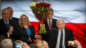 Mit scharfen Tönen und sozialen Wohltaten