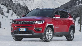 Zeigt hinten Haken und sonst Kante