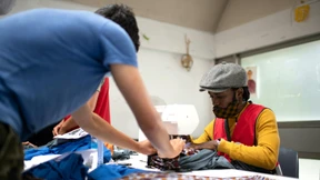 Asylbewerber designt Mode für Migranten in Paris