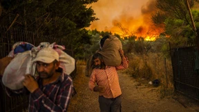 Tausende fliehen vor Bränden in Griechenland