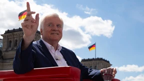Seehofer: Merkel muss mehr tun