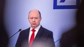 Kapuzenpullis im Bankenviertel