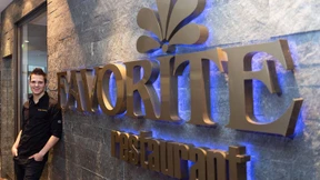 Junger Mann folgt jungem Mann