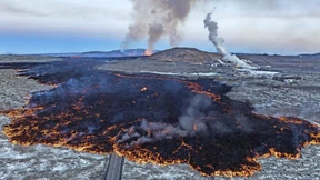 Mit Wasserwerfern kämpfen sie gegen den Lavastrom