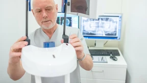 Was Zähneknirschen mit Corona zu tun hat