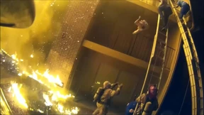 Feuerwehr fängt fallende Kinder