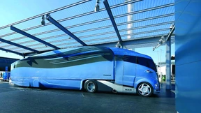 Lastwagen und Busse treten bald selbst auf die Bremse