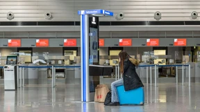Verwaiste Flughafen-Terminals und überfüllte S-Bahnen