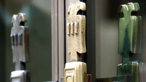 Eine ganze Bank sitzt auf der Anklagebank