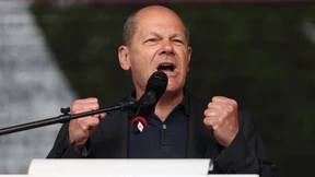 Scholz muss gegen Demonstranten anbrüllen