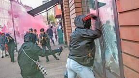 „Mörder“ an die Tür der Bankfiliale geschmiert