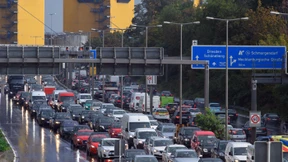 Mehrheit der Erwerbstätigen fuhr 2020 mit dem Auto zur Arbeit