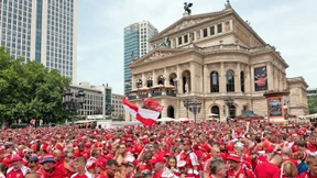 Mit Wikingerhelm und Bad im Brunnen