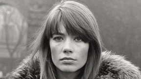 Ihr Gesicht sagte „Bonjour, tristesse“