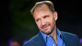 Einen Moment bitte, Mr. Fiennes