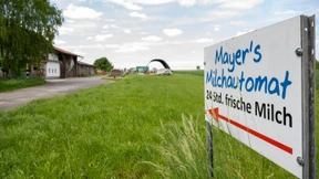 Die Juniorchefin fährt auch den Schlepper