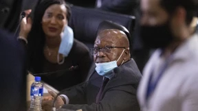 Leopardenfell gegen Richterrobe