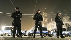 Zehntausende für Pegida, Zehntausende dagegen