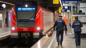 Mann nach Stoß vor S-Bahn schwer verletzt