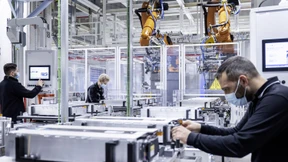 Mercedes-Benz stellt Antriebswerke auf Elektro um