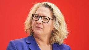 Schulze organisiert um