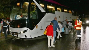 Busfahrer lässt Reisegruppe auf Parkplatz zurück