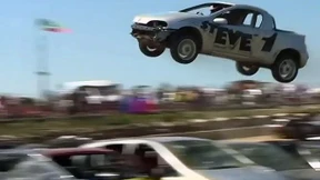 Flugkünste mit Schrottautos