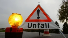 Umgekippter Lastwagenanhänger blockiert Autobahn 66