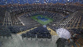 Im New Yorker Regen stehen gelassen