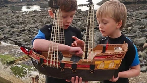 Spielzeugschiff fährt bis in die Karibik