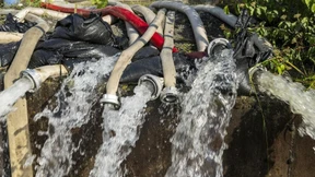 Hochwasser stoppt Fabriken