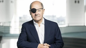 Scholz trägt jetzt Augenklappe