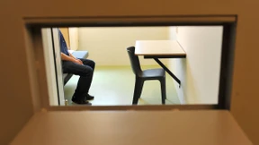 Hörsaal hinter Gittern