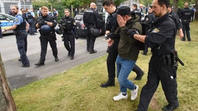 Demonstranten blockieren Einfahrt zu einer Abschiebehaftanstalt