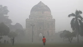 Peking und Neu Delhi verschwinden im Smog