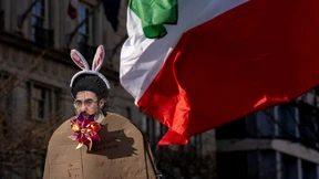 Das Gewehr unter der Robe des Klerikers