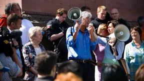 Rechtsradikale mit Trillerpfeifen übertönt  