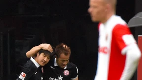Okazaki als Torschütze und erster Abwehrspieler