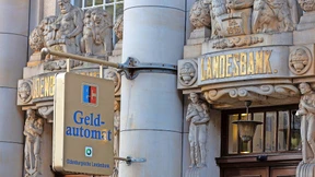 Nur mit dem Bankaufseher, der über den Zaun sprang