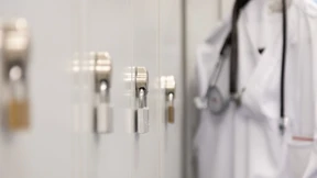 Warum nehmen sich so viele Ärzte das Leben, Frau Lewitzka?