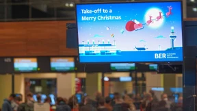 Viele Flugreisende treten Weihnachtsurlaub an