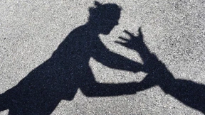 Politikerinnen fordern mehr Hilfsangebote für Frauen