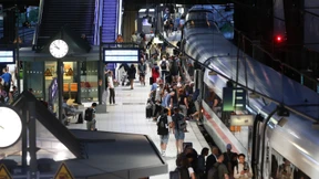 Nach Unwetter bleiben Bahnverkehr und Flugverkehr eingeschränkt
