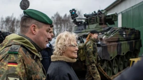 Christine Lambrecht lobt den Schützenpanzer Marder