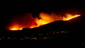 Hunderte Menschen fliehen vor Flammen