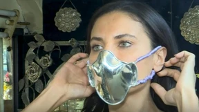 Schmied macht Corona-Masken aus Gold